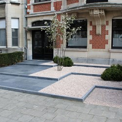 bedrijfstuin-voortuin-berchem-modern-hardsteen